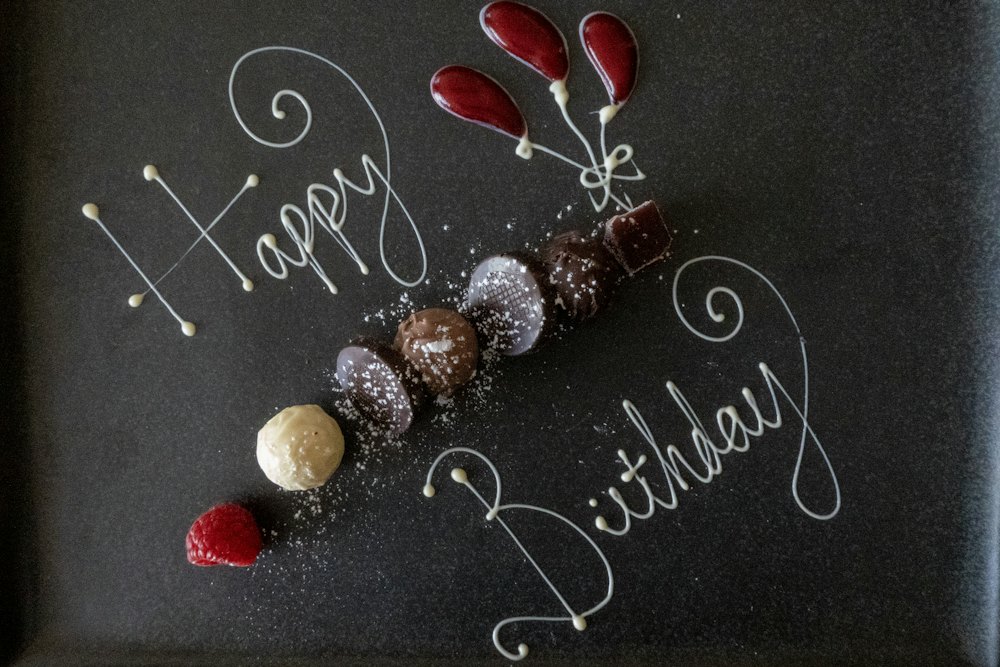 Desert de aniversare decorat cu mesajul „Happy Birthday”