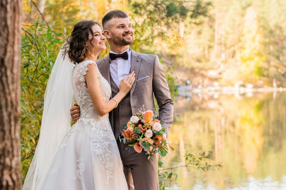Miri zâmbind unul lângă altul, într-un parc toamna